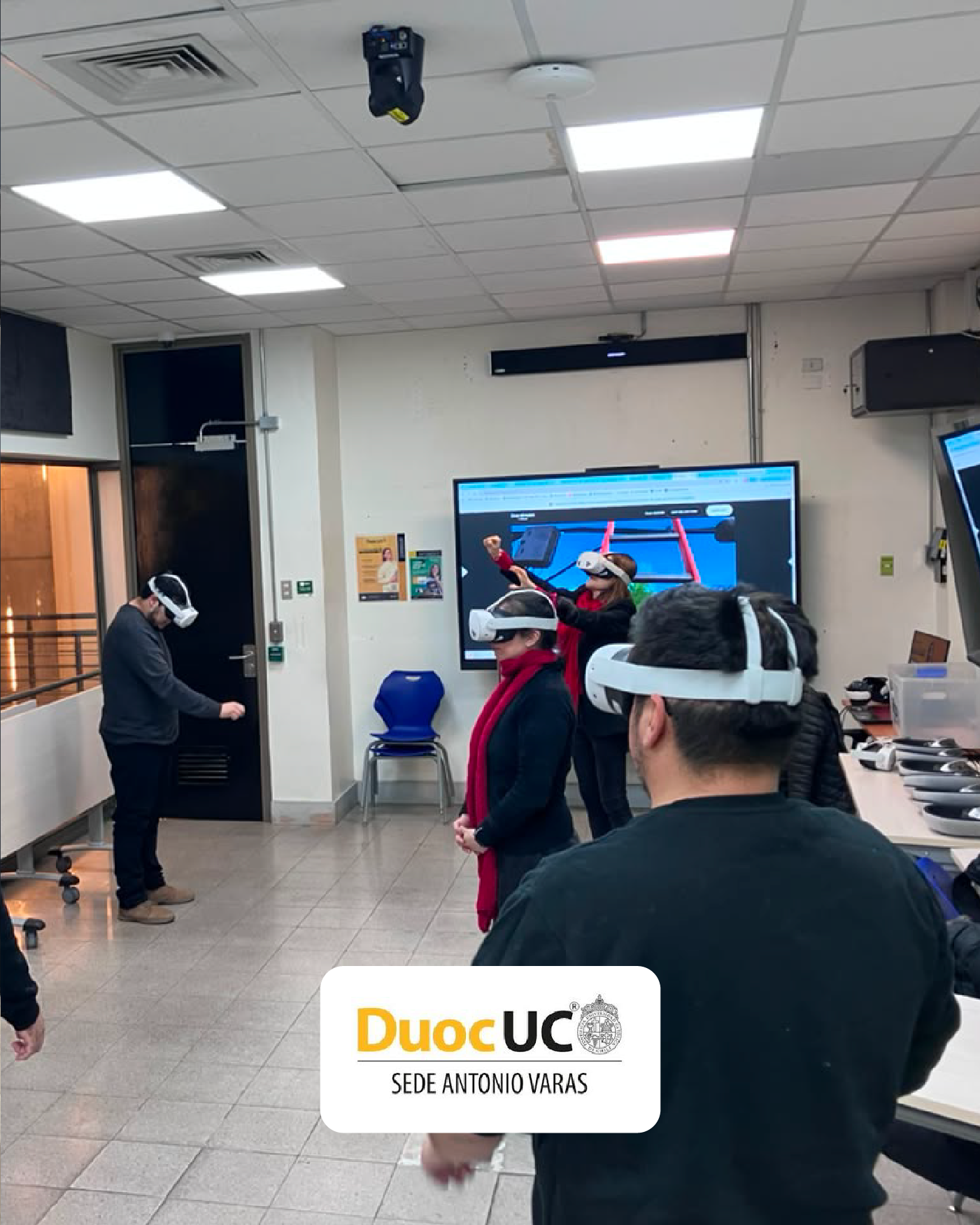 A group of Duoc UC teachers at the Antonio Varas campus using virtual reality headsets in front of a screen.