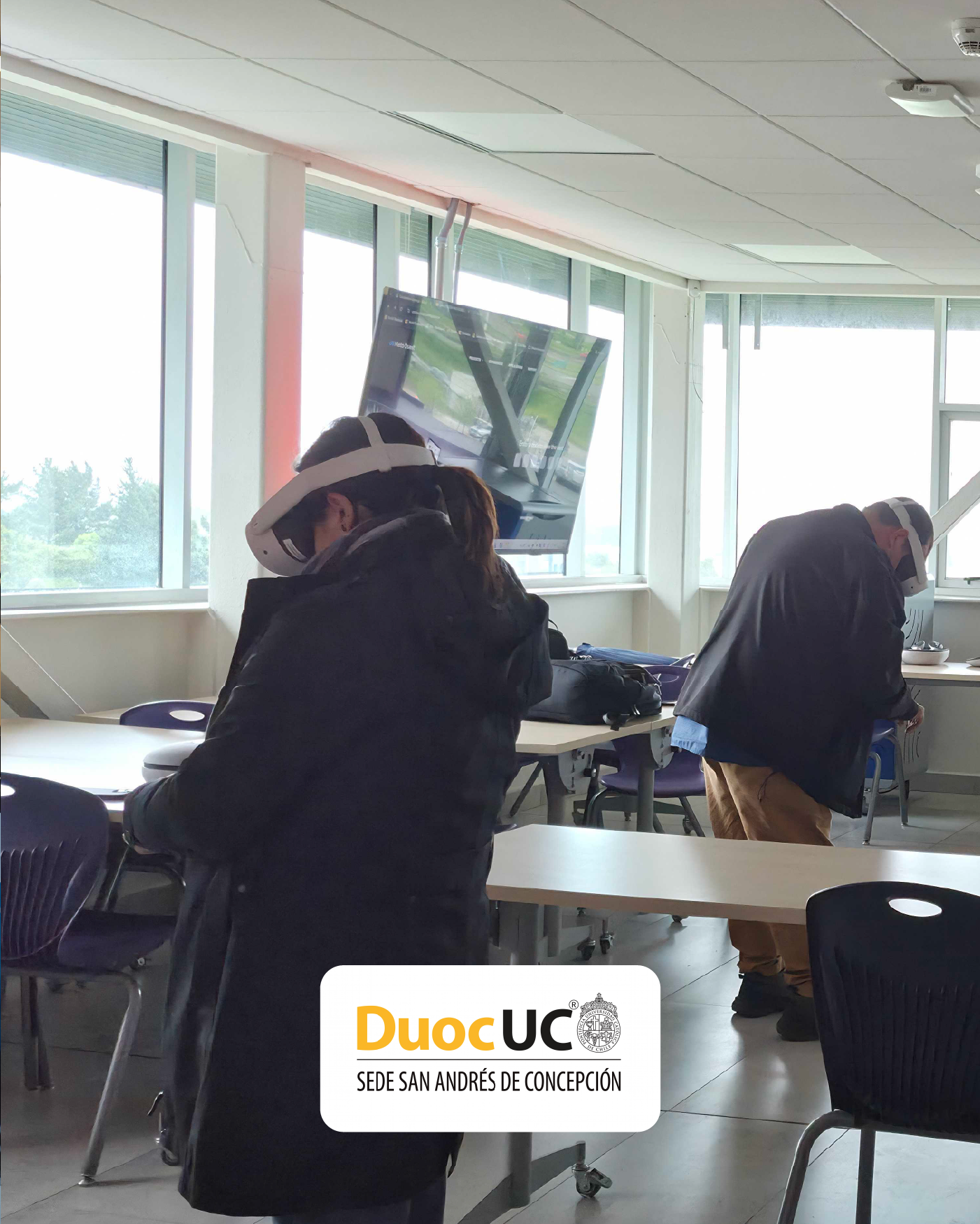 A Duoc UC teacher at the San Andrés de Concepción campus wearing a virtual reality headset during the training.