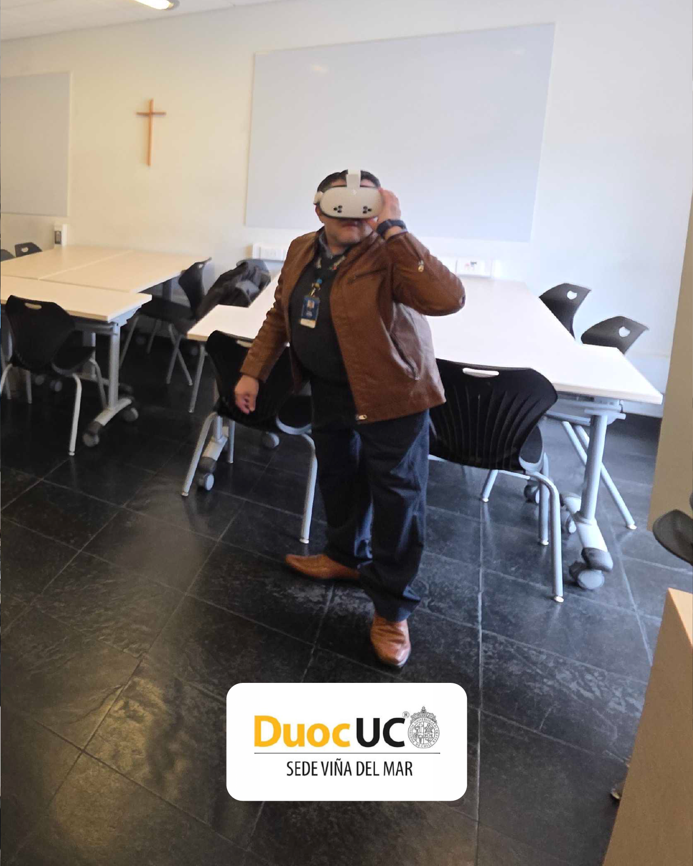 A Duoc UC teacher at the Viña del Mar campus trying a virtual reality headset in a classroom.