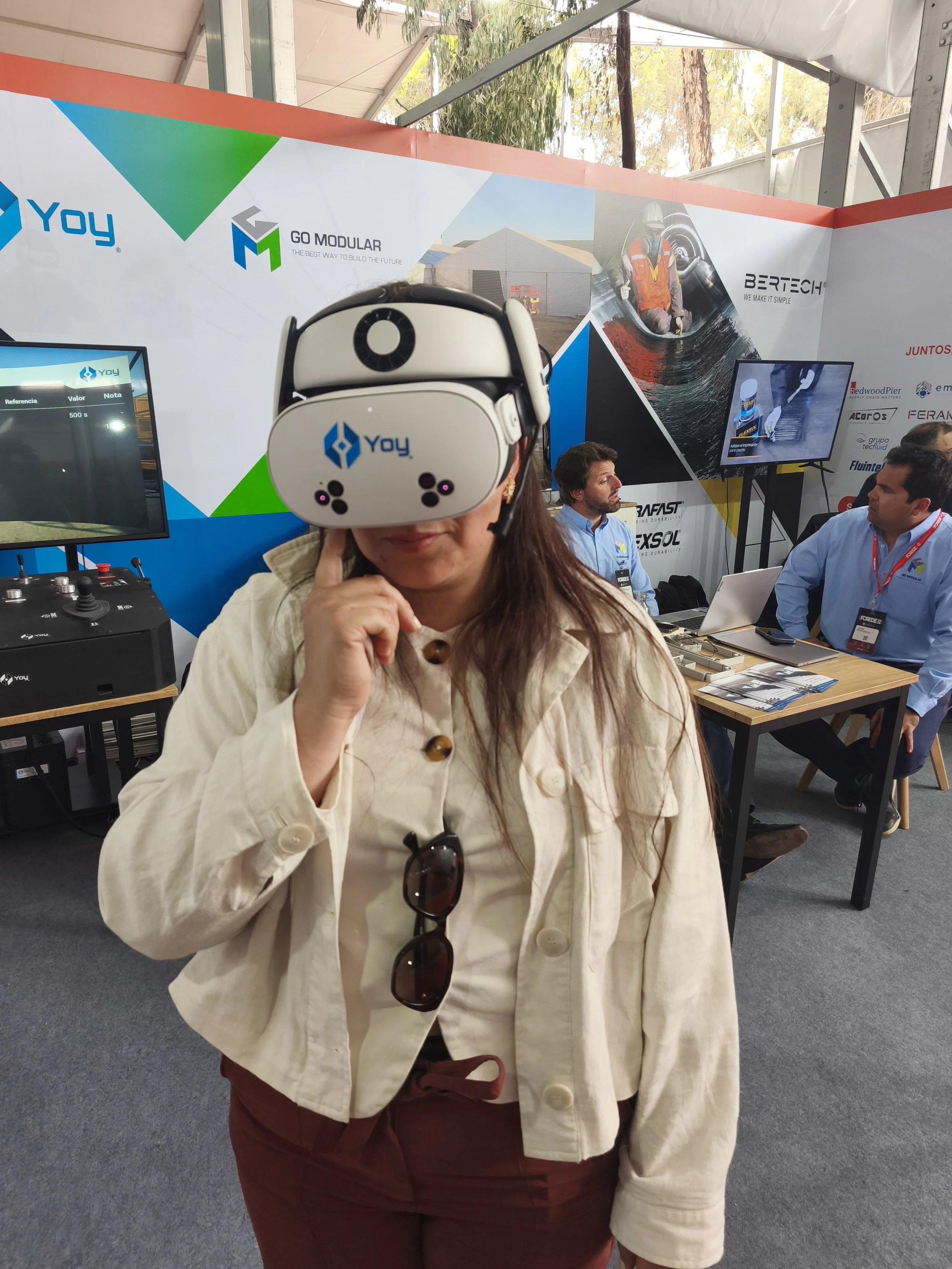 Visitante de Expo FOREDE 2026 probando un visor de realidad virtual Yoy en el stand de Yoy Simulators.