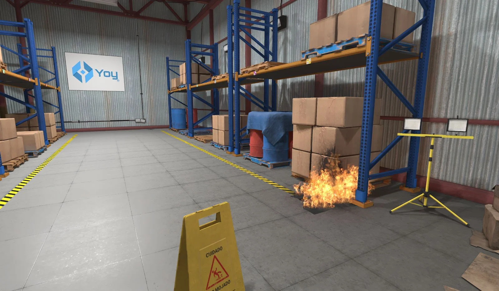 Interior de una bodega con estanterías de cajas, pallets, un fuego en el suelo y un letrero de precaución a la izquierda.