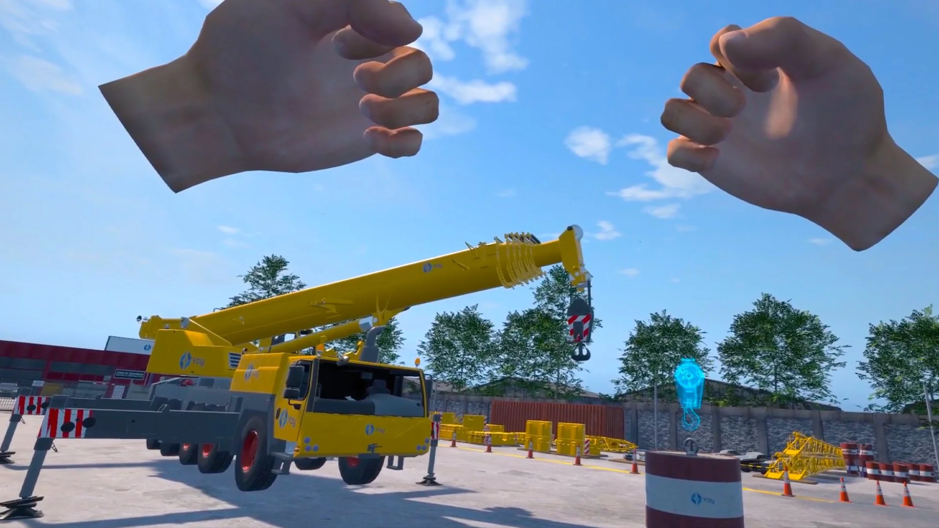 Escena de realidad virtual mostrando una grúa amarilla en una obra de construcción con grandes manos virtuales arriba y diversos equipos y barreras alrededor.