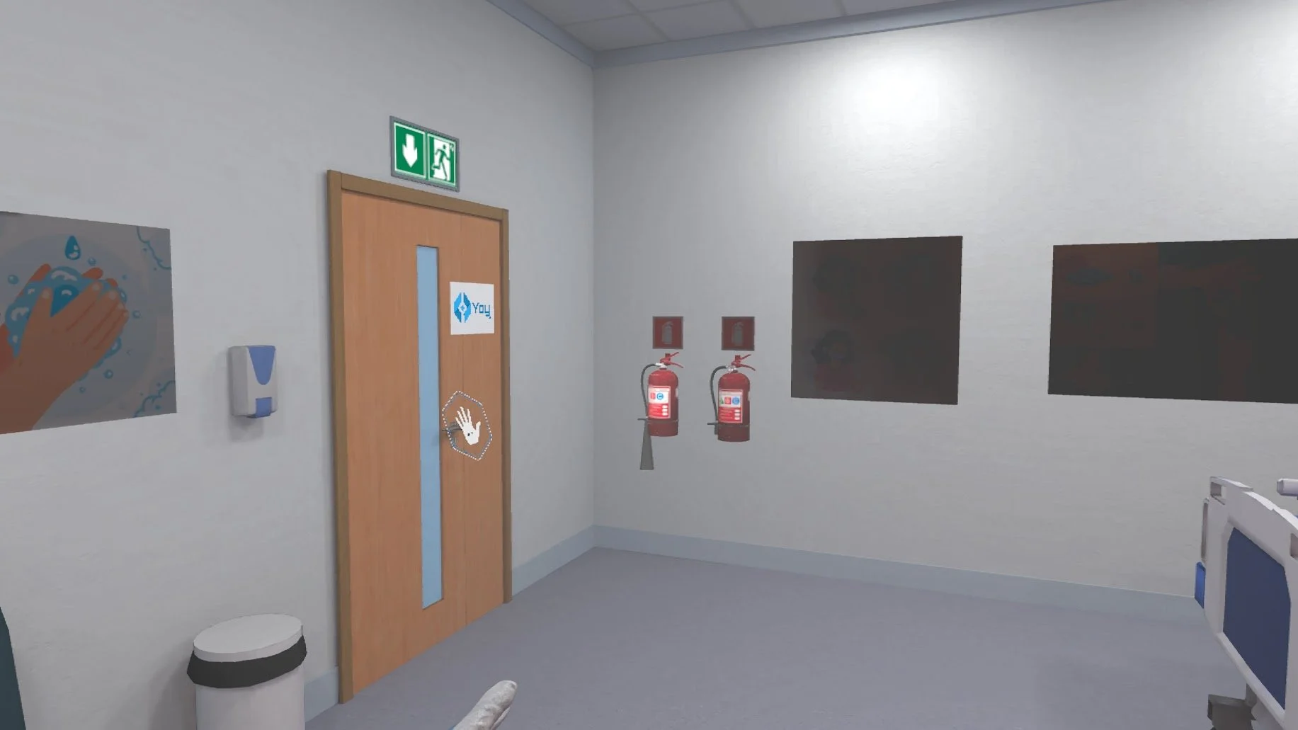 Pasillo de hospital con extintores, un afiche de lavado de manos, un letrero de salida y una puerta con símbolo de mano.