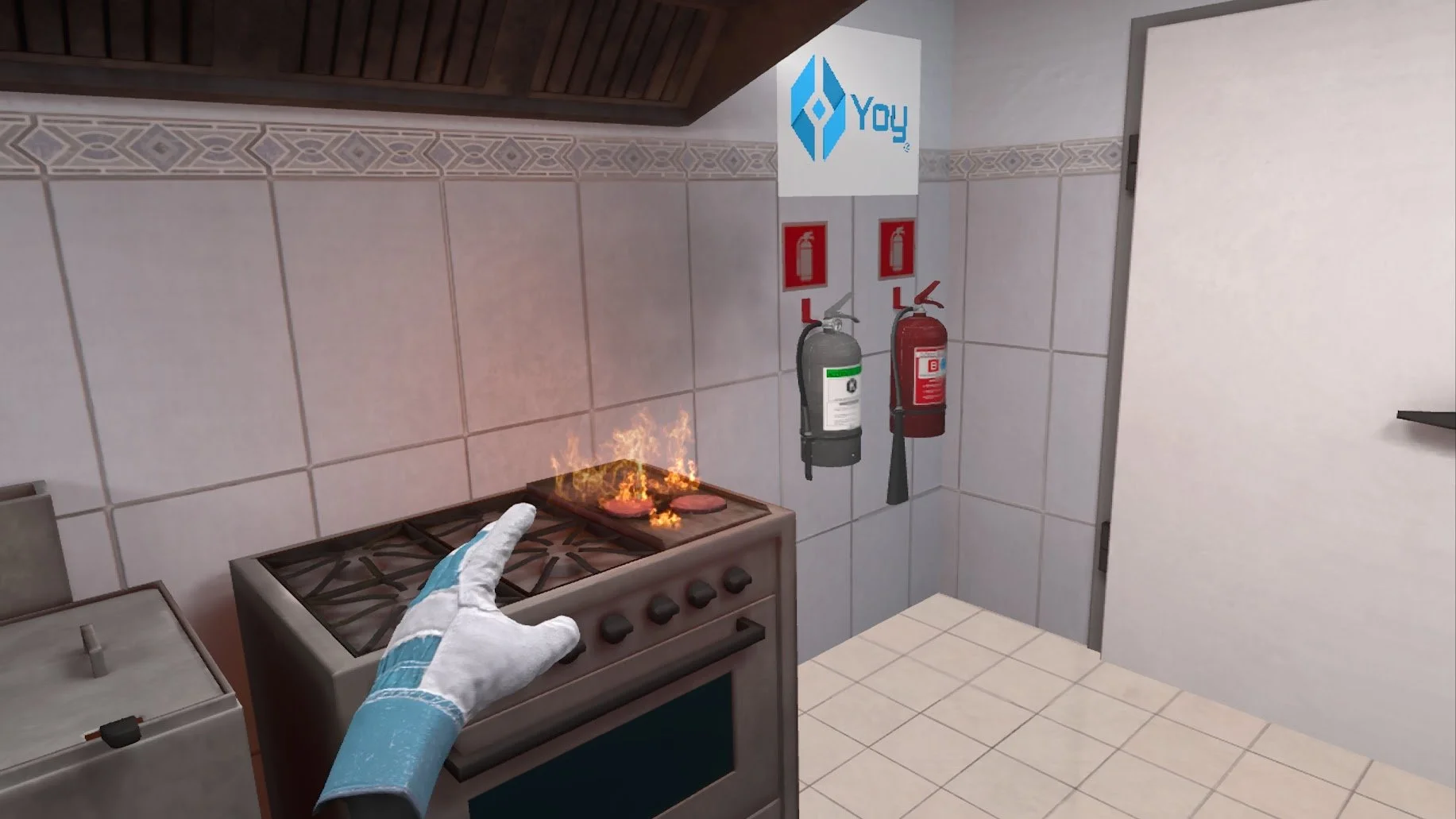 Escena de una cocina con la estufa en llamas, mostrando fuego en un quemador. Una mano enguantada señala la estufa. Dos extintores están montados en la pared con azulejos cerca de una puerta parcialmente visible.