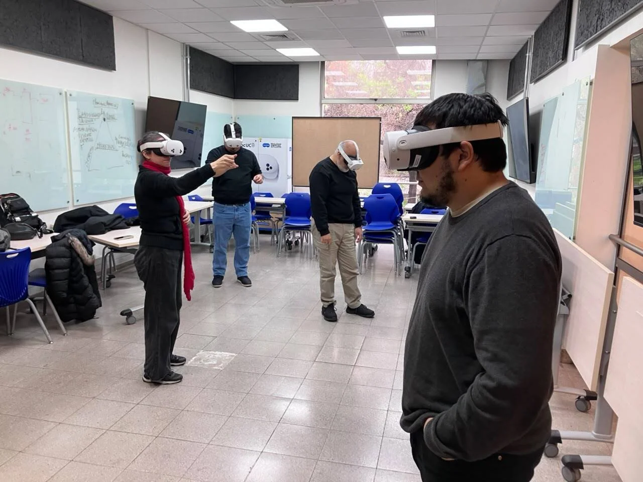 Duoc UC teachers wearing virtual reality headsets during a Yoy Simulators training session in a classroom.